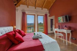 sypialnia z łóżkiem, biurkiem i oknem w obiekcie Villa La Martina w mieście Canelli