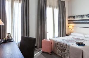 Postel nebo postele na pokoji v ubytování Hotel Macià Plaza