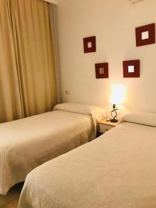 Postel nebo postele na pokoji v ubytování Hostal Tres Soles