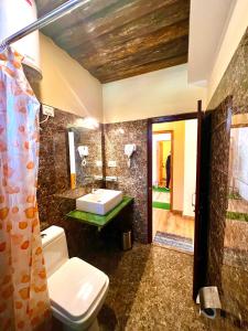 La salle de bains est pourvue d'un lavabo et de toilettes. dans l'établissement The Country House, à Lachung