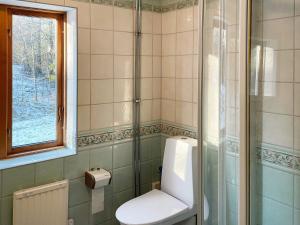 La salle de bains est pourvue de toilettes et d'une fenêtre. dans l'établissement Holiday home ESKILSTUNA V, à Malmköping