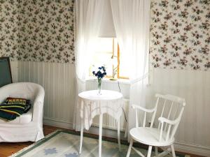 Malmköping的住宿－Holiday home ESKILSTUNA V，客房设有桌子、两把椅子和窗户。