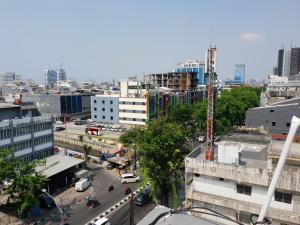 uitzicht op een stad met gebouwen en een straat bij N3 Zainul Arifin Hotel in Jakarta