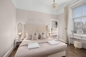 布洛提費里的住宿－Casa Fresa - Taymouth House，白色卧室配有一张带白色枕头的大床