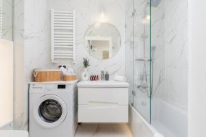 biała łazienka z pralką i prysznicem w obiekcie Fredry 6 Apartment Premium Łagiewniki by Renters Prestige w Krakowie