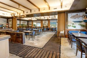 ein Esszimmer mit Tischen und Stühlen in einem Restaurant in der Unterkunft Familien- und Aparthotel Strandhof in Tossens