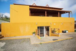 un edificio giallo con una porta di fronte di Montemar 1 a Moya