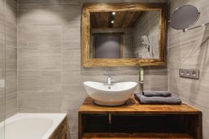 Kúpeľňa v ubytovaní Le Nid d'Aigle - Modern Apartment Next to Ski lift Prarion - By Cozee Rentals + 19 fotografií