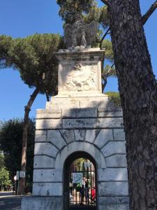 una estatua sobre una puerta en un parque en B&B Piave 80, en Roma