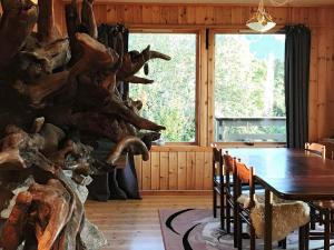 uma sala de jantar com uma mesa e uma grande janela em Holiday home Nuvsvåg 