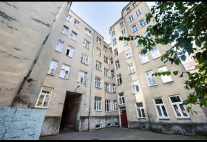 un edificio de apartamentos con un gran edificio en Palace of Culture Loft Apartment en Varsovia
