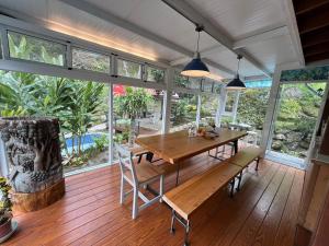 南庄的住宿－問樵山居 ，一间带木桌和窗户的用餐室