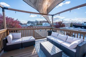 een balkon met 2 banken en uitzicht op de stad bij Cozy Townhouse Downtown w/ Game Room & Rooftop in Baltimore