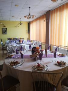 ห้องอาหารหรือที่รับประทานอาหารของ Barátság Panzió - Pensiunea Barátság