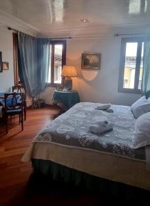 ヴェネツィアにあるCasa Patriciaのベッドルーム1室(ベッド1台、テーブル、窓付)