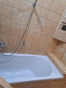 y baño con ducha y bañera. en Mokka Apartament en Kielce