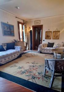 Sala de estar con 2 camas y mesa en Casa Patricia en Venecia