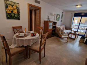 Pokój ze stołem i krzesłami oraz salonem w obiekcie Apartamento Centro Fuengirola w mieście Fuengirola
