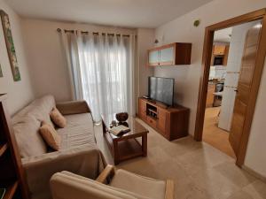 salon z kanapą i telewizorem w obiekcie Apartamento Centro Fuengirola w mieście Fuengirola