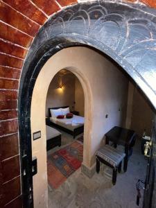Postel nebo postele na pokoji v ubytování Kasbah Ennakb