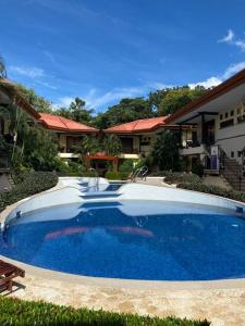 een groot blauw zwembad voor een huis bij Family condo in Jaco, jacuzzis, pools and terrace in Jacó