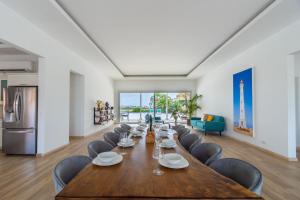 a long dining room with a long table and chairs at Caya di Bista Bunita 6 in Palm-Eagle Beach