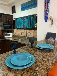 een keuken met twee blauwe borden op een aanrecht bij Family condo in Jaco, jacuzzis, pools and terrace in Jacó