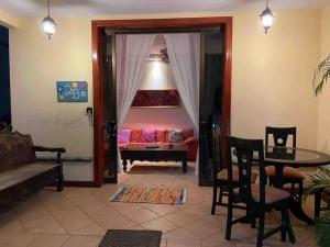 een kamer met een bed en een tafel en stoelen bij Family condo in Jaco, jacuzzis, pools and terrace in Jacó