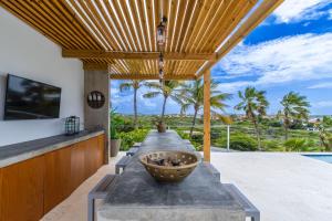 a patio with a bowl on a table with a view of the ocean at Caya di Bista Bunita 6 in Palm-Eagle Beach