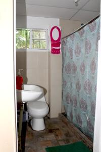 een badkamer met een wit toilet en een wastafel bij Kali Hostal in La Libertad