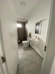 La salle de bains est pourvue de toilettes et d'un lavabo. dans l'établissement Modern Flat in Flic en Flac-walk to the beach, à Flic-en-Flac