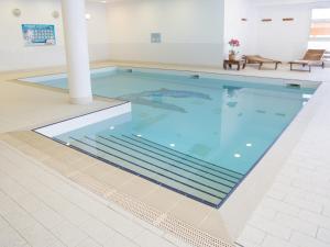 Swimmingpoolen hos eller tæt på Studio 4 Pers avec Balcon et Local Ski à Puy-Saint-Vincent - FR-1-504-303