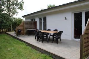 eine Terrasse mit einem Tisch und Stühlen darauf in der Unterkunft Apartment Rambin 1 in Gurvitz