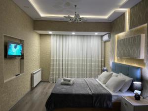 Кровать или кровати в номере Baku Park Azure Apartment +13 фотографий