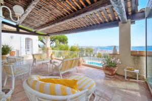 un patio con sillas y vistas al océano en IMMOGROOM- Top of villa 200m2 - Garden - Pool - Sea view - Parking - Wifi, en Vallauris