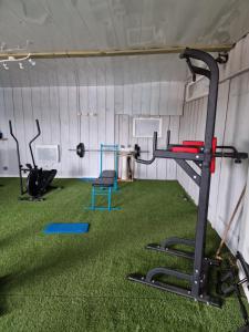 Centrum fitness w obiekcie Grand Mobile home dans camping