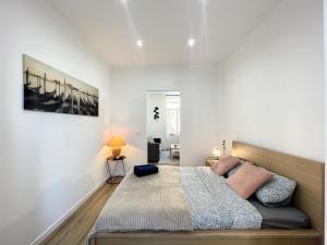 una camera bianca con un letto di Cosy Apartment Brussels - Palais Royal a Bruxelles