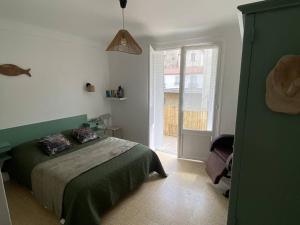 een slaapkamer met een bed en een groot raam bij Appartement Amélie-les-Bains-Palalda, 4 pièces, 4 personnes - FR-1-703-104 in Amélie-les-Bains-Palalda