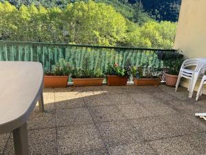 Balkón alebo terasa v ubytovaní Duplex confortable avec grande terrasse, climatisation et proche des thermes - FR-1-703-114