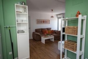 sala de estar con estanterías blancas y sofá en 4 Mares Apartamentos A, en Loredo