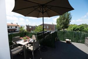 un tavolo con ombrellone su un patio di 4 Mares Apartamentos A a Loredo