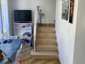Televízia a/alebo spoločenská miestnosť v ubytovaní Duplex confortable avec grande terrasse, climatisation et proche des thermes - FR-1-703-114 + 2 fotografie