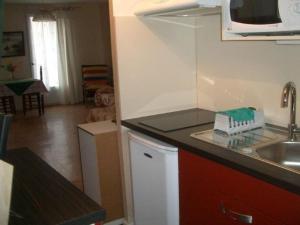 kuchnia ze zlewem i blatem w obiekcie Studio cosy proche cure avec équipement complet et animaux acceptés - FR-1-703-120 w mieście Amélie-les-Bains-Palalda