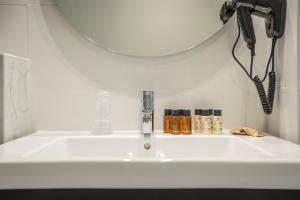 lavabo con espejo y cámara en Fontanella By BCN URBAN Rooms, en Barcelona