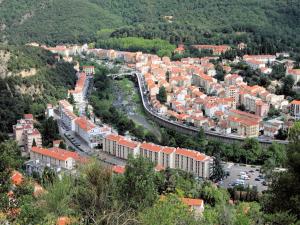 an aerial view of a city with buildings and a road at Appartement Amélie-les-Bains-Palalda, 2 pièces, 2 personnes - FR-1-703-133 in Amélie-les-Bains-Palalda