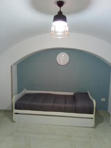 ナポリにあるcasa italiaの明かり付きの部屋の犬用ベッド1台