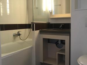 Kúpeľňa v ubytovaní Duplex 3 Pièces 6 Pers avec Terrasse, Piscine, et Parking - FR-1-504-658 + 8 fotografií