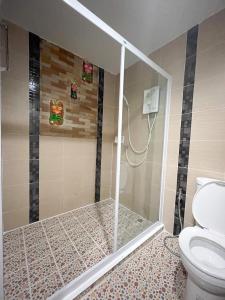 bagno con doccia e servizi igienici di Carpediem Hotel a Rayong