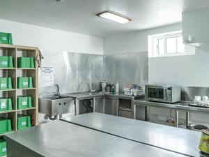 Kuchyň nebo kuchyňský kout v ubytování Peniche Surfcamp Hostel