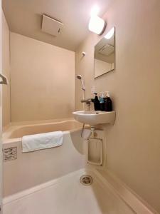 a bathroom with a sink and a bath tub at 浅草寺3分｜浅草駅6分｜開放的｜畳寝室｜2-6人｜成田&羽田空港直通 in Tokyo